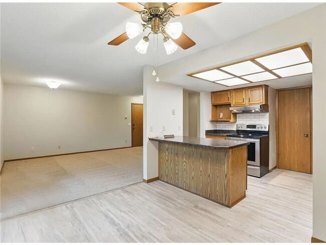 Building Photo - Spacious 2 Bedroom Townhome in Maple Grove!
