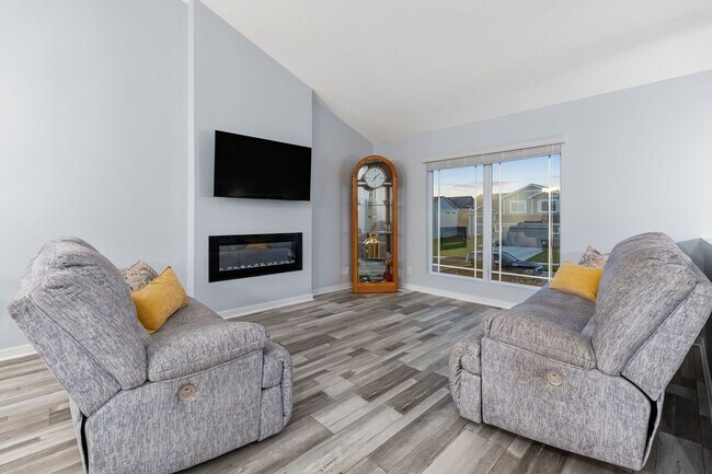 Building Photo - 3 bed, 2 bath home built in 2023