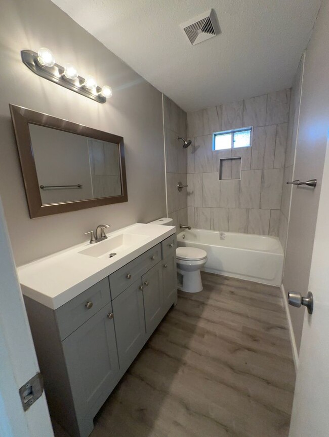 Building Photo - Fully Renovated 3 bedroom 2 bathroom Duple...