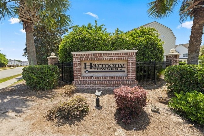 Building Photo - Cute, Convenient Townhome!