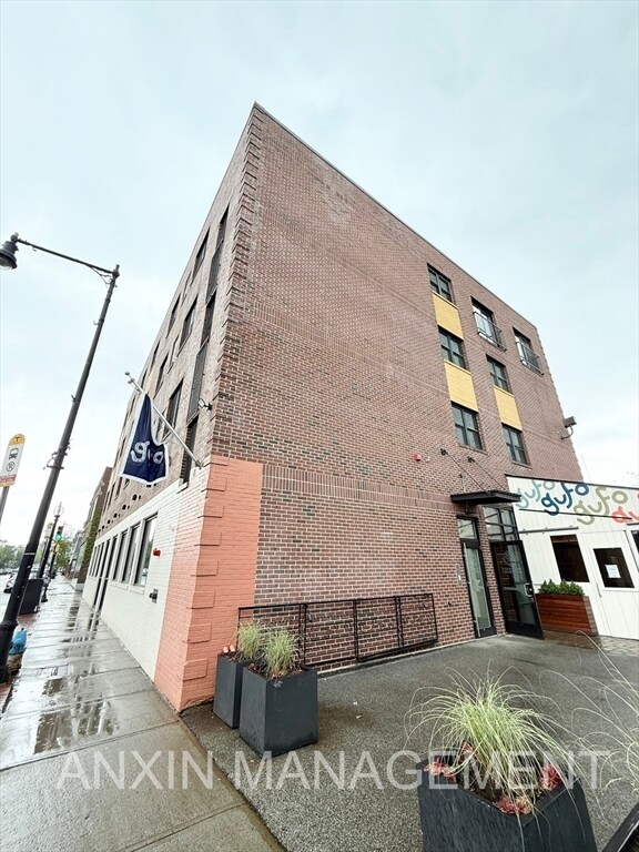 Building Photo - 660 Cambridge St