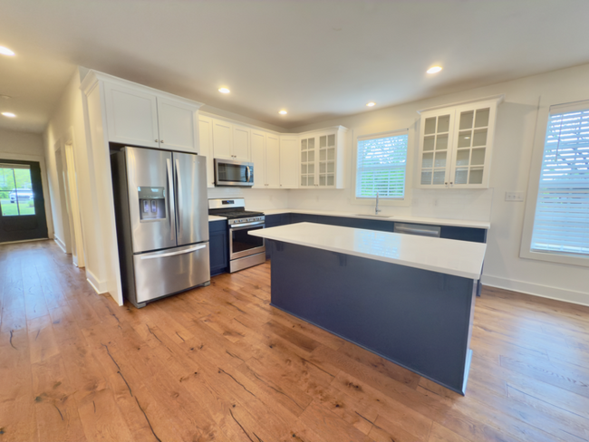 Building Photo - Beautiful 3 bed 3 bath WALKABLE to restaur...