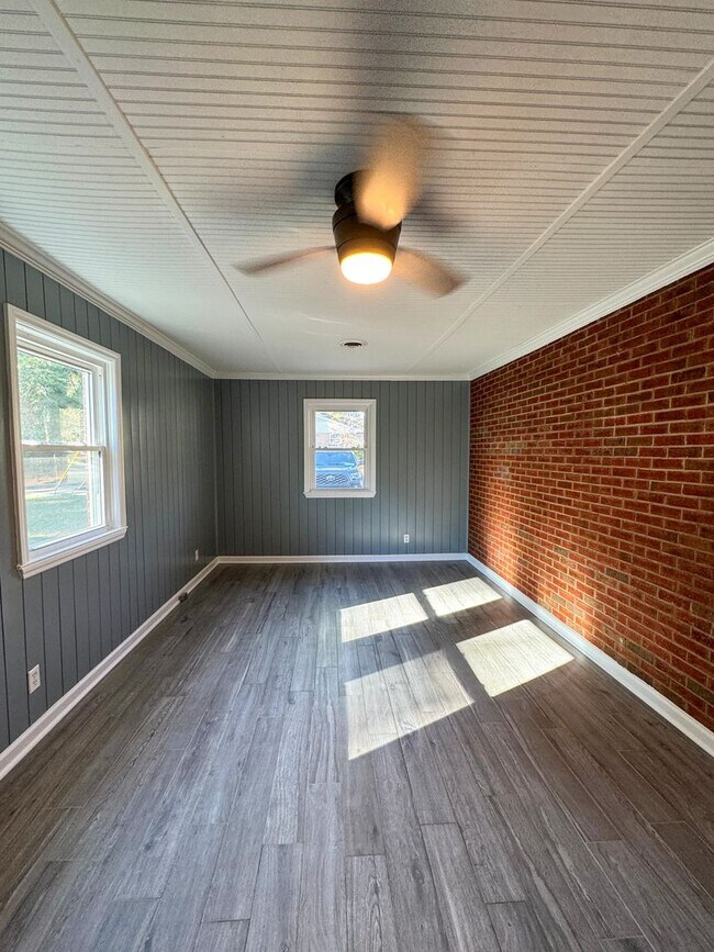 Building Photo - Charming 3 Bed 1.5 Bath Home with Flex Room