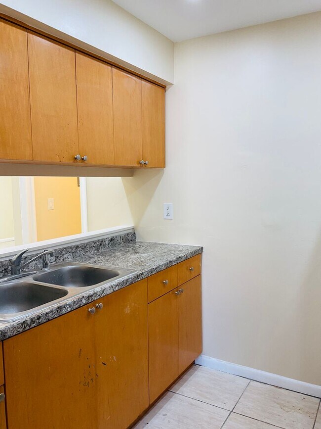 Primary Photo - 633 SE 12th Ct