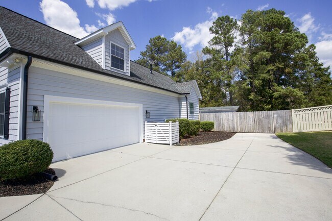 Building Photo - "Spacious and Inviting 2620 sq. ft. Home i...