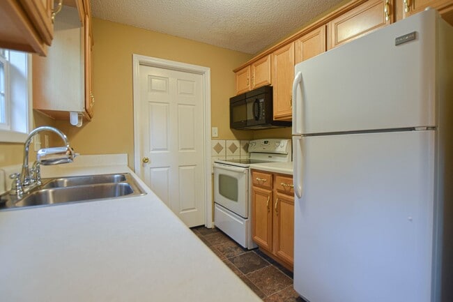 Building Photo - Pet Friendly Three Bedroon!