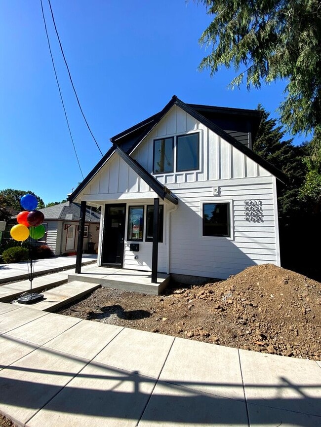 Building Photo - Modern Luxury Townhome: Convenient Urban L...