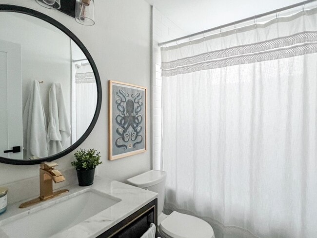 Building Photo - 3BR/2BA Remodeled Condo – 1 Block from the...