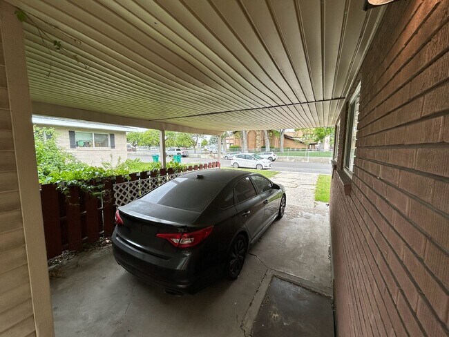 Building Photo - 3 Bed/1.5 Bath in a Cul-de-sac by Universi...