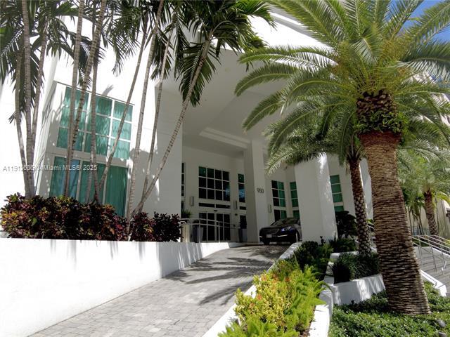 Building Photo - 950 Brickell Bay Dr