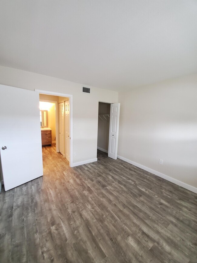 Building Photo - 6040 Shaker Wood Cir