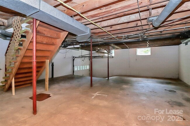Building Photo - 207 Oak Dr