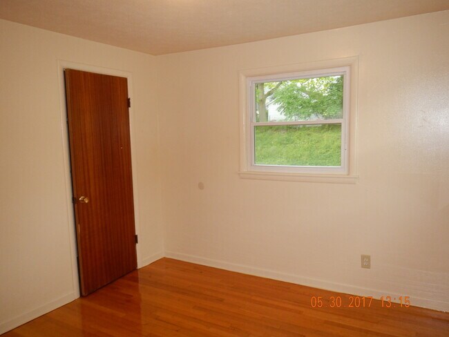 Building Photo - Newly Renovated Spacious Flat With Hardwoo...