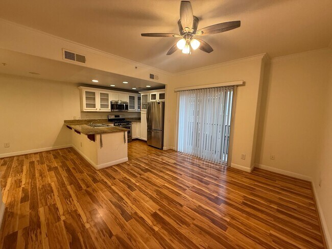 Building Photo - Spacious 1 bed 1 bath condo with loft Available now!