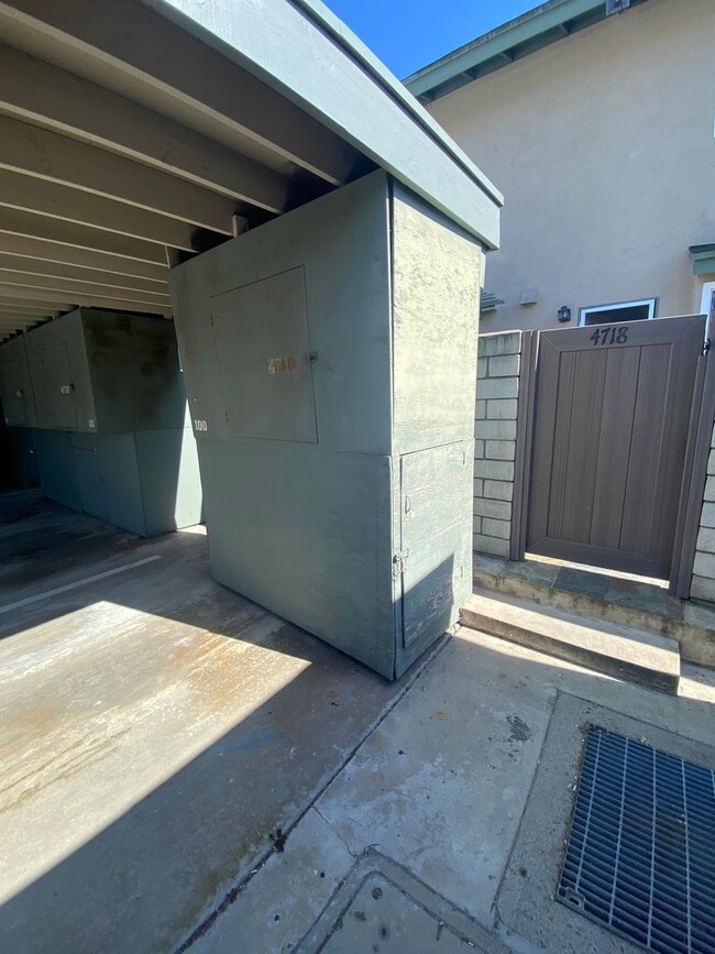Building Photo - Two Bedroom Huntington Beach Townhouse w/ ...