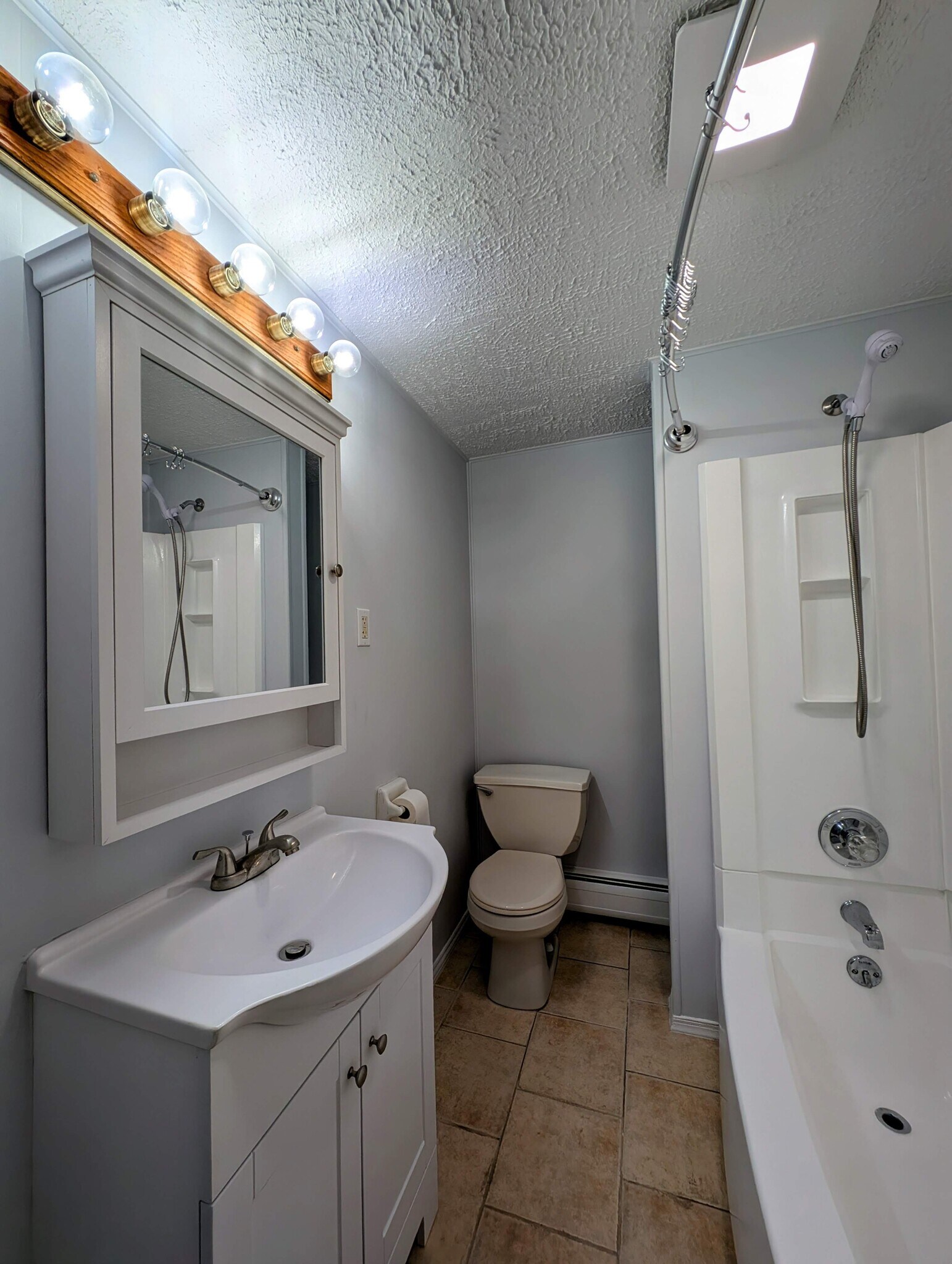 Full Bathroom - 409 Pennsylvania Avenue