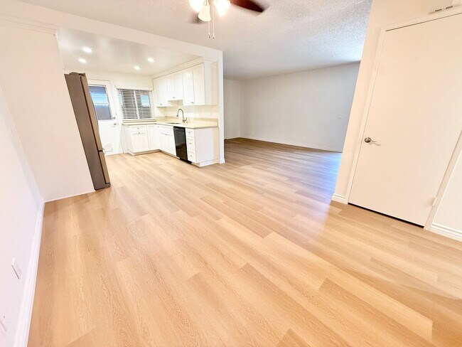 Building Photo - 4661 Larwin Ave