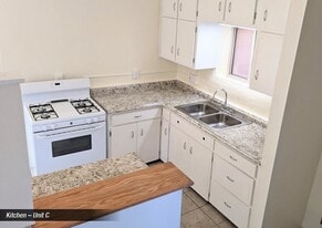 Building Photo - 121 Fiesta St