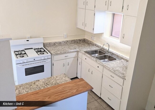 Building Photo - 121 Fiesta St