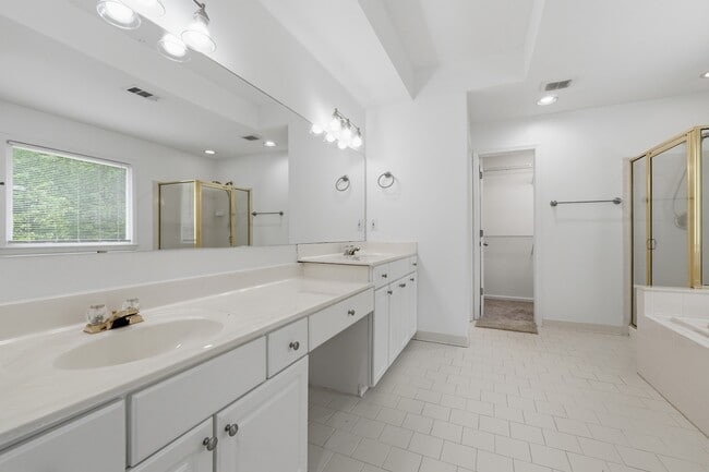 Building Photo - Spacious Renovated Home on a Quiet Cul-de-Sac Single-family · Professionally managed · Move-in ready