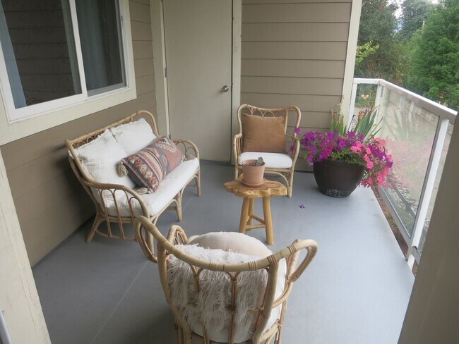 Building Photo - Beautiful 2 Bedroom Condo in Sammamish