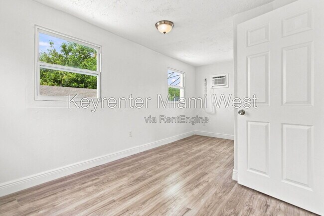 Building Photo - 1220 N 16th Ct
