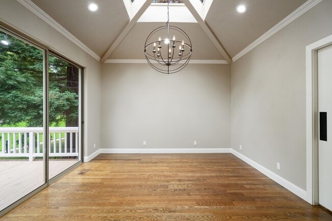 Building Photo - 651 Manresa Ln