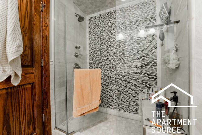 Building Photo - 1019 W Oakdale Ave