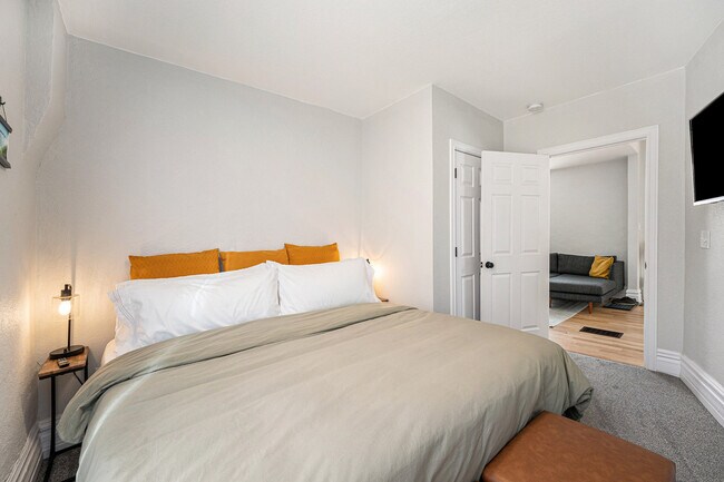 Building Photo - 832 26th St