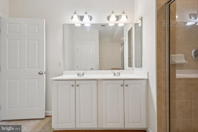 Building Photo - 2576 Eastbourne Dr