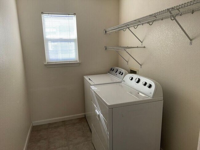 Building Photo - Great 3 bed 2.5 bath single family home in Windsor! Brand New Flooring and Paint!