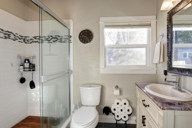 Building Photo - Beautifully Renovated 5 Bedroom Midtown Home