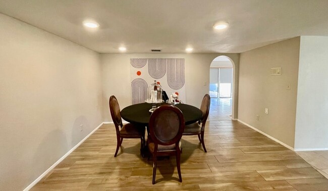 Building Photo - 2434 N Shade Tree Cir