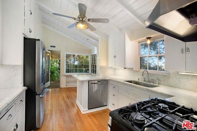 Building Photo - 3231 Coldwater Canyon Ln