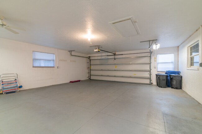 Building Photo - 2130 Pinehurst St