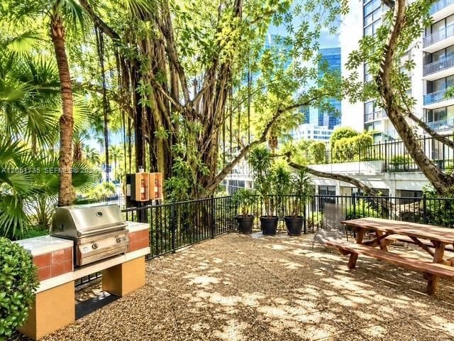 Building Photo - 1450 Brickell Bay Dr