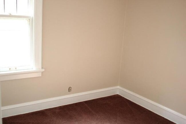 Building Photo - 1614 E Newton Ave