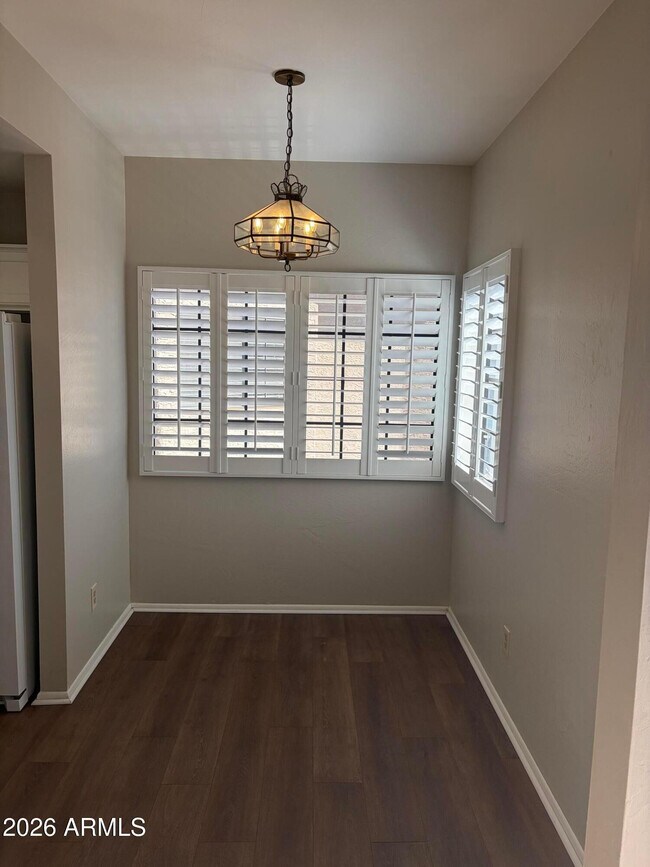 Building Photo - 930 N Mesa Dr