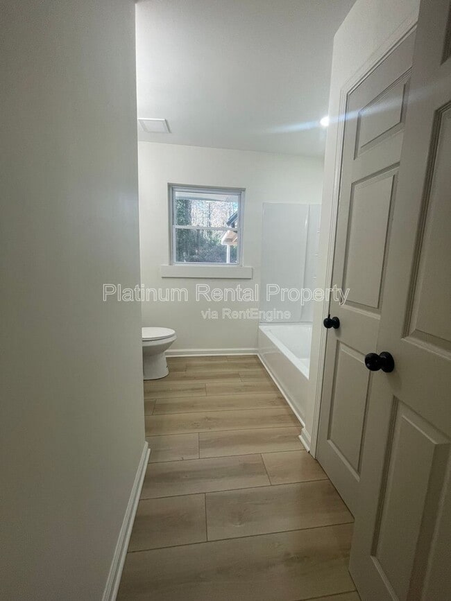 Building Photo - 1245 Shore Dr SW