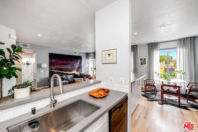 Building Photo - 1310 N Detroit St