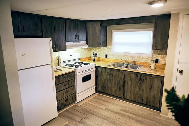 Building Photo - 814 Elkan Dr