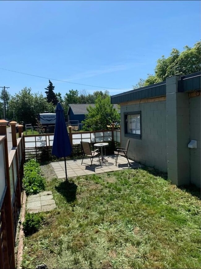 Building Photo - Clean Downtown One Bedroom Utilities Included