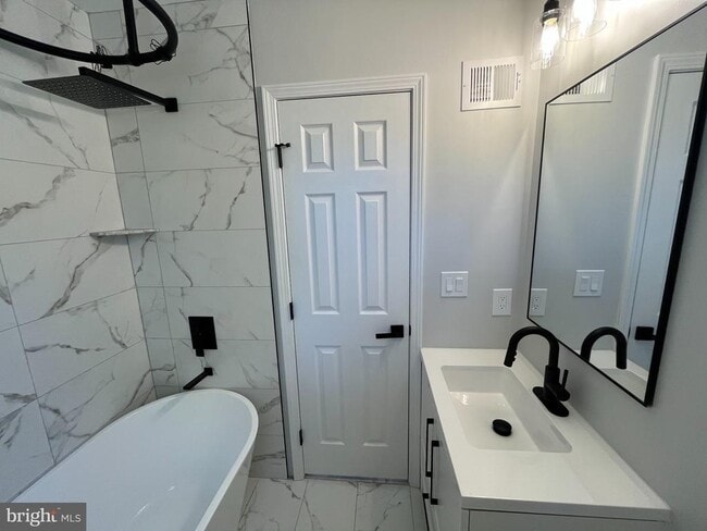 Building Photo - 327 Whittier St NW