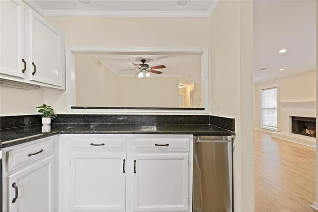 Building Photo - 911 Hollyfax Cir NE