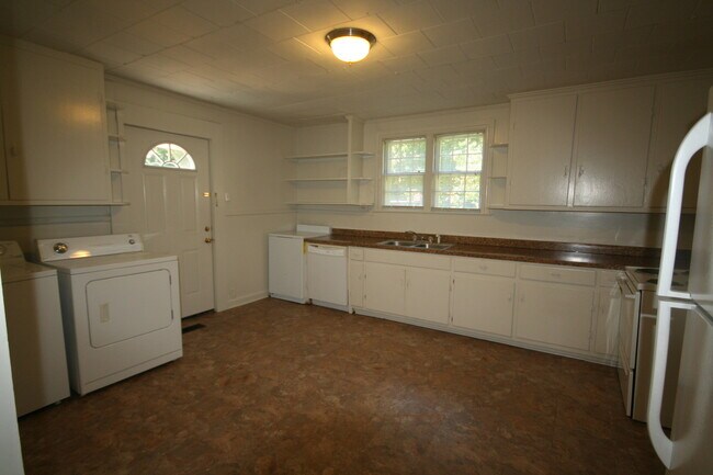 Building Photo - Perfect 3BR Home by Duke - All Appliances ...