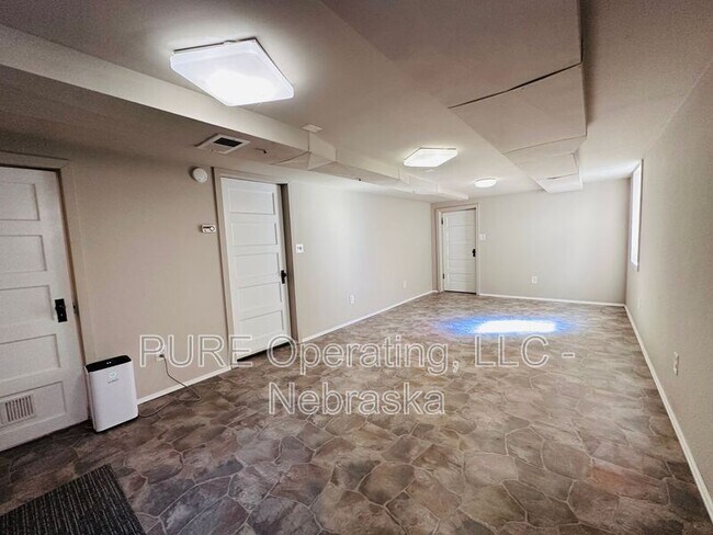 Building Photo - 830 S 54th St