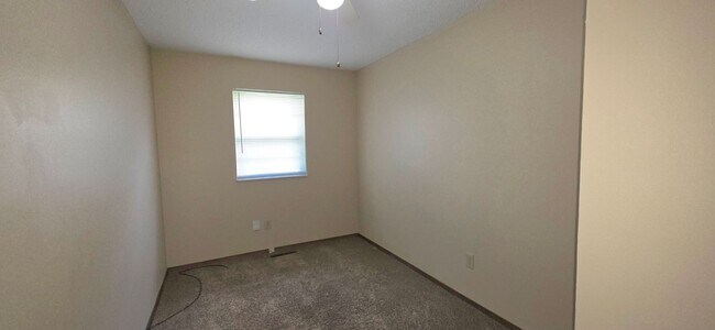 Building Photo - 3 Bedrooms, 2 baths, 2 Living Areas!  $1,295!