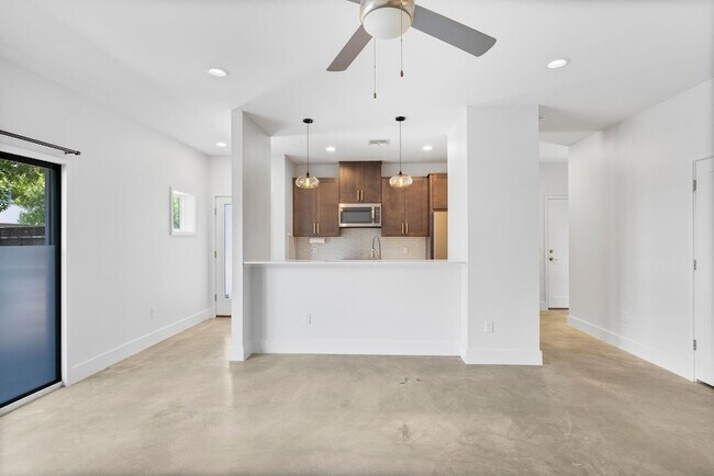 Building Photo - 2101 Montopolis Dr