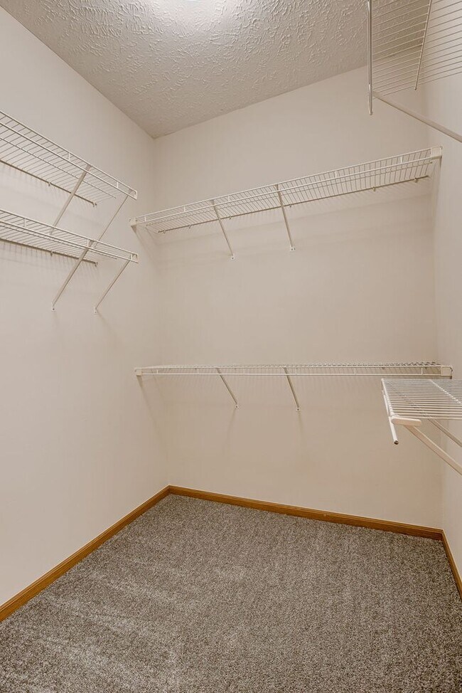 Building Photo - Spacious 3 Bedroom Gem In Southwest Omaha!!