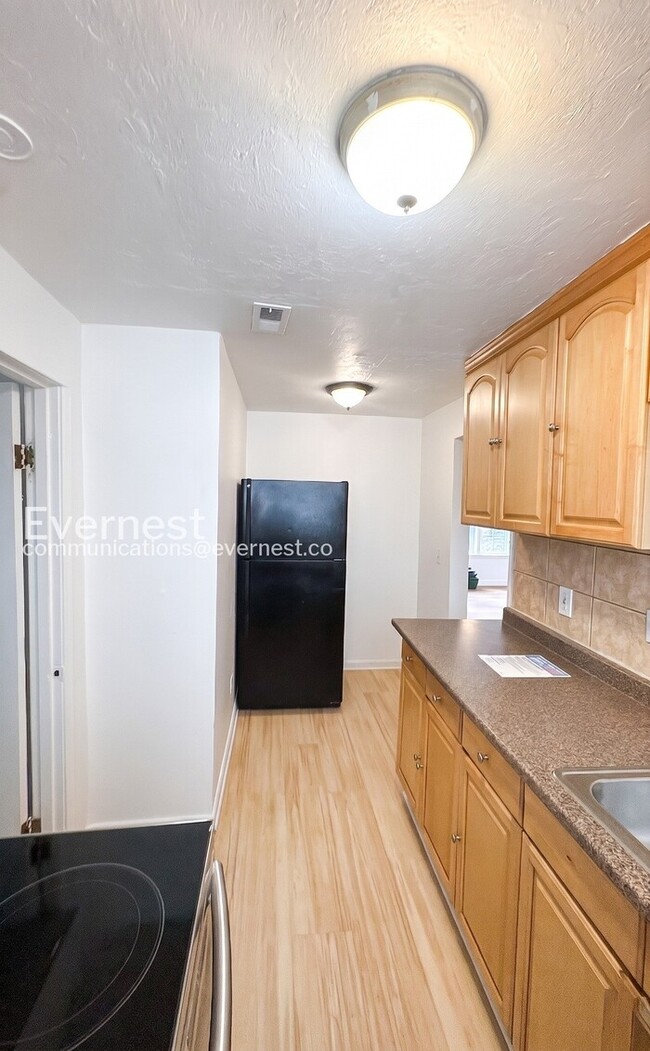 Building Photo - 2-Bed/2-Bath Charming Home with Fenced Yard/Available Now!